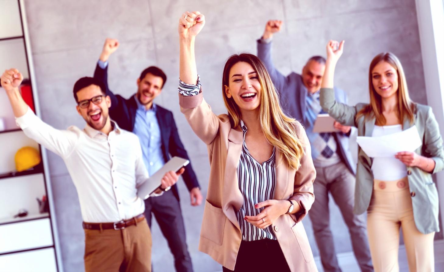 Person arbeitet an verschiedenen Geräten